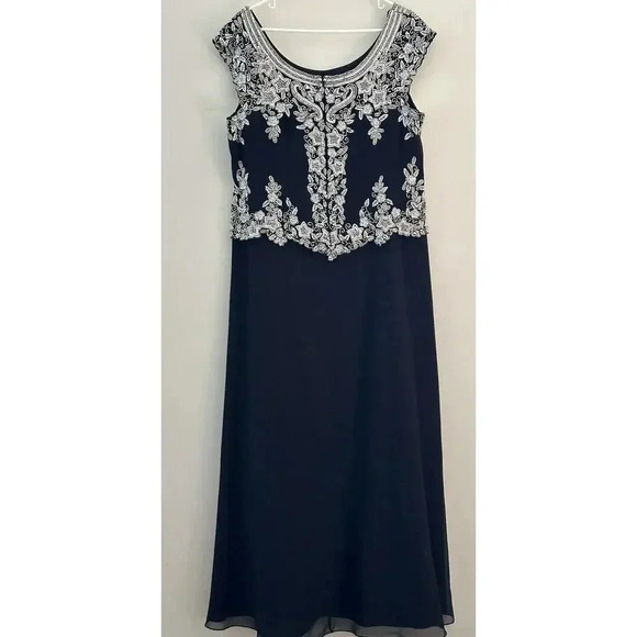 Elegant Black and White Maxi Dress - Picture 2 of 7